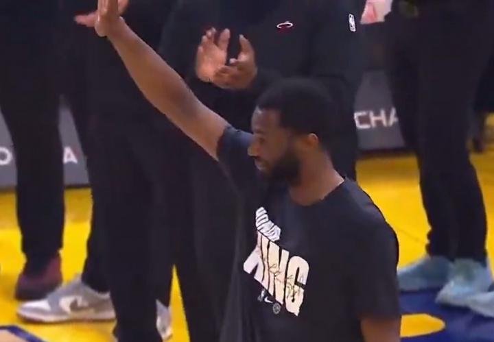 世界杯手机观看-勇士球迷起立鼓掌欢迎维金斯！鲍威尔打趣后者：别哭哈！